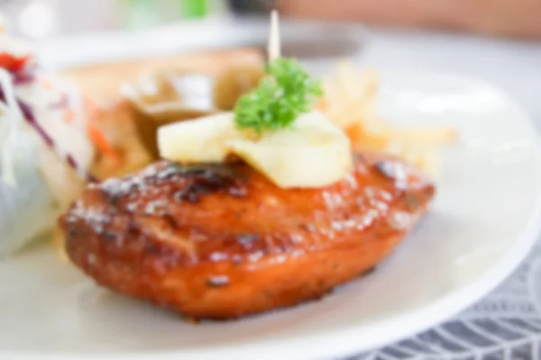 Image floue déconcentrée de steak de poulet avec frite pour ba — Photo