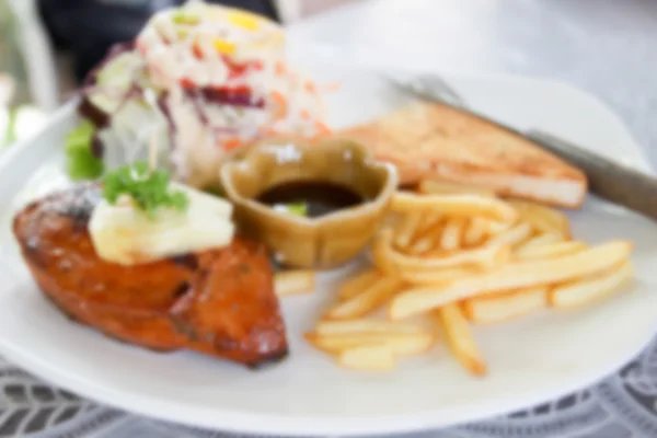 Расплывчатое размытое изображение куриного стейка с жареным на французском для ba — стоковое фото