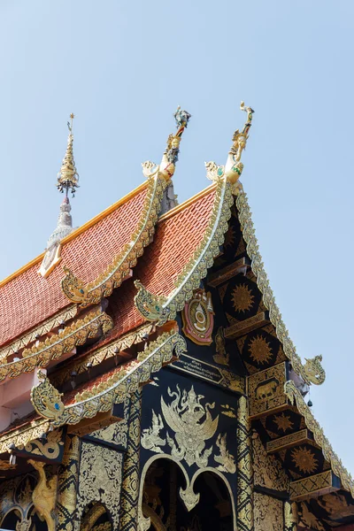 Scultura arte sul tetto del tempio thailandese — Foto Stock