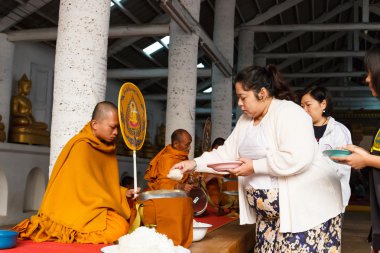 İnsanlar Budist keşiş sadaka kase pirinç teklif 