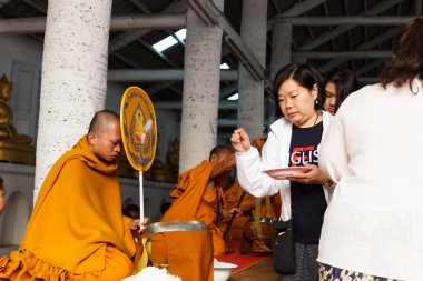 İnsanlar Budist keşiş sadaka kase pirinç teklif 