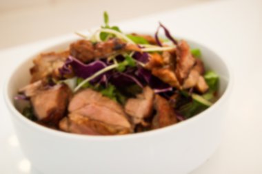 bulanık ufuk görüntü ile karışık sebze sala ızgara domuz eti