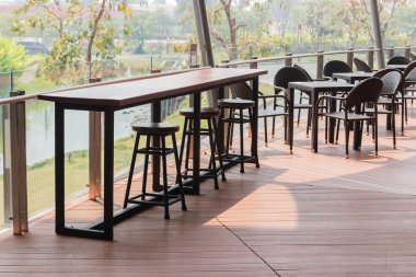 sandalye ve masa terasta