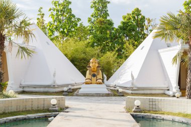 Sfenks heykeli altın