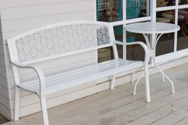 metal beyaz sandalye ve masa