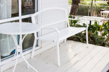 metal beyaz sandalye ve masa