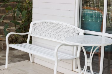 metal beyaz sandalye ve masa