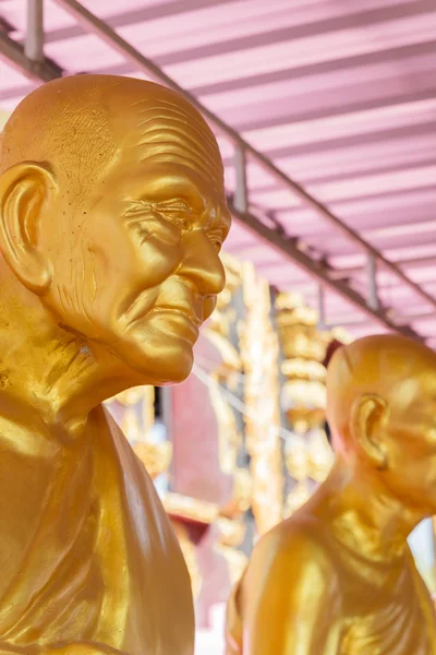 Goldene buddhistische Mönchsstatue — Stockfoto