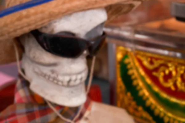 Image floue déconcentrée du modèle de crâne portant des lunettes de soleil pour bac — Photo