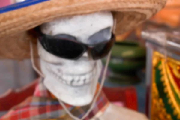 Imagen desenfocada borrosa del modelo de cráneo con gafas de sol para bac — Foto de Stock