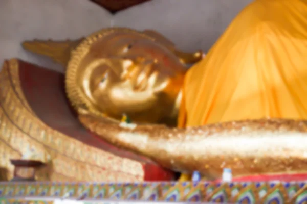 Imagem desfocada turva da estátua dourada de buddha reclinada para bac — Fotografia de Stock