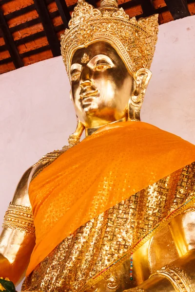 Golden buddha statue wearing crown — Stock Photo, Image