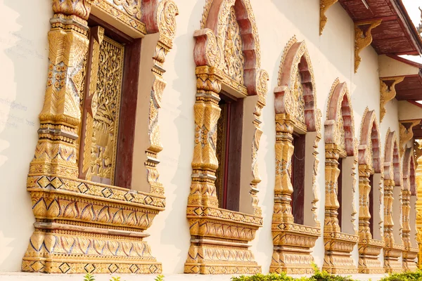 Thailand sculptuur kunst ontwerp van kerk venster — Stockfoto