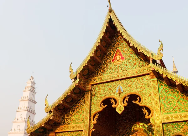 Γλυπτική τέχνη στην Ταϊλάνδη στέγης ναού — Φωτογραφία Αρχείου