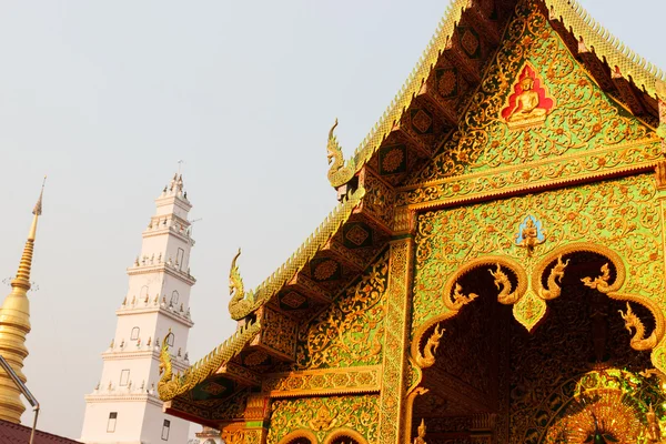 Scultura arte sul tetto del tempio thailandese — Foto Stock