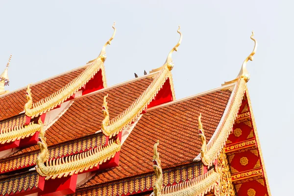 Naga heykel sanat Tayland tapınak çatı üzerinde — Stok fotoğraf