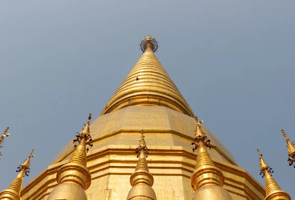 Złoty Buddyjski pagoda — Zdjęcie stockowe