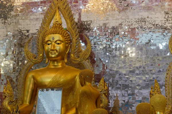 Mediterar gyllene buddha staty med silver glittrande vägg — Stockfoto