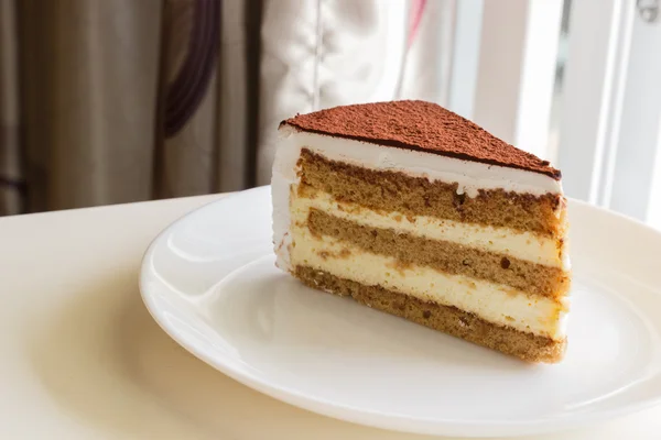 Cubierta de tiramisú con cacao en polvo —  Fotos de Stock