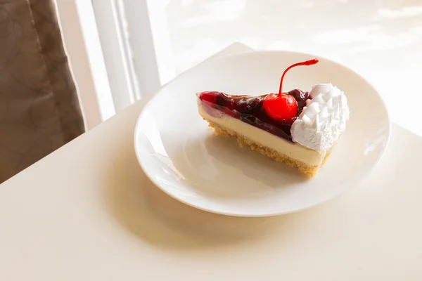 Pastel de queso arándano con cereza en la parte superior — Foto de Stock