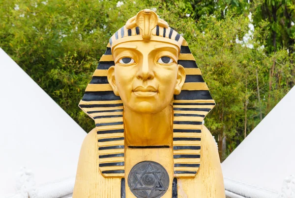 Sphinx statue with white pyramid — Stock Photo, Image