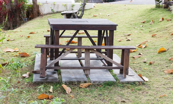 Banco y mesa de madera cerca de la casa — Foto de Stock