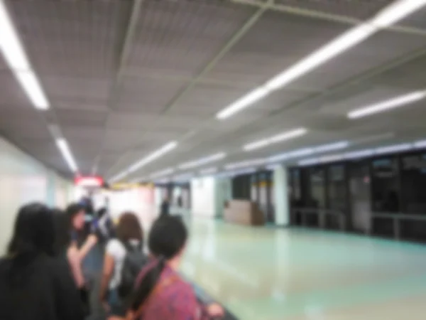 Pessoas desfocadas desfocadas no aeroporto — Fotografia de Stock