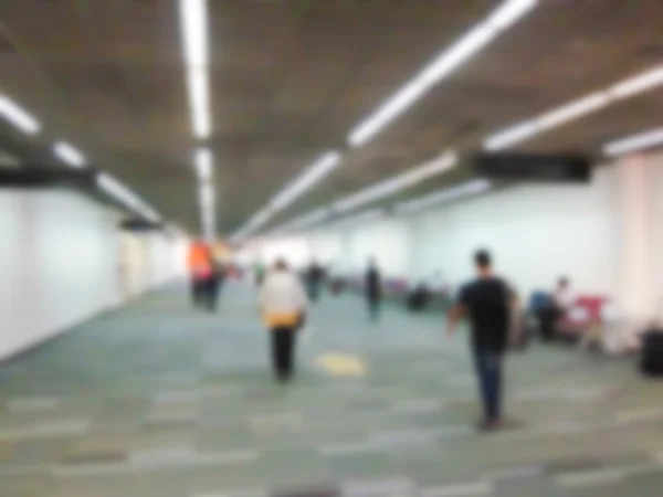 Persone sfocate sfocate in aeroporto — Foto Stock