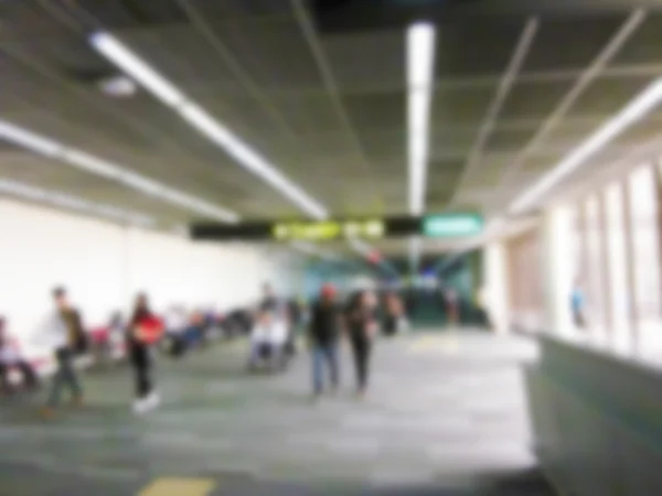 Persone sfocate sfocate in aeroporto — Foto Stock
