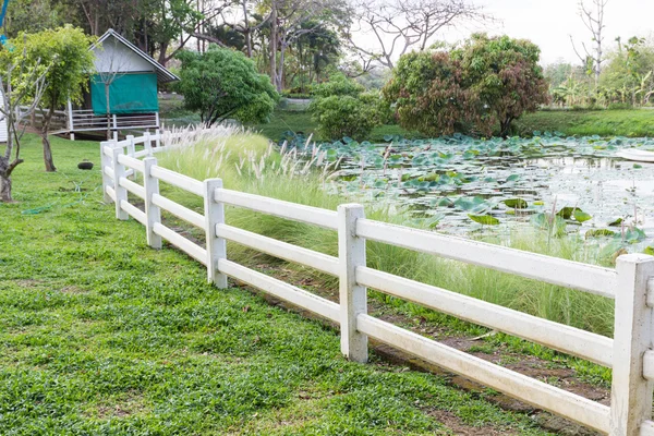 Fehér fából készült kerítés a tó közelében — Stock Fotó