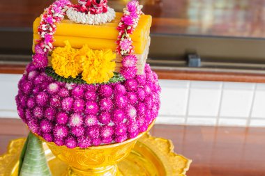 Amaranth ve kadife çiçeği çiçek ve mum dekorasyon Altın Küre