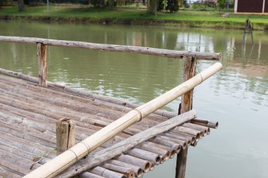 Gölün yanında ahşap iskele 