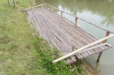 Gölün yanında ahşap iskele 