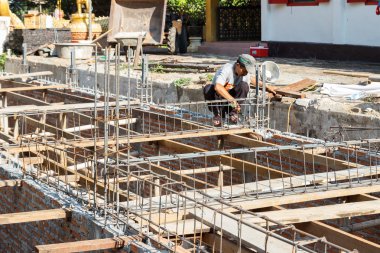 İşçi binanın yeraltı katında oluşturmak yoluyla