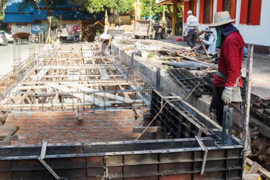  İşçi binanın yeraltı katında oluşturmak yoluyla