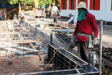  İşçi binanın yeraltı katında oluşturmak yoluyla
