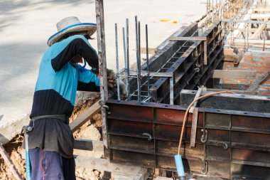  İşçi binanın yeraltı katında oluşturmak yoluyla