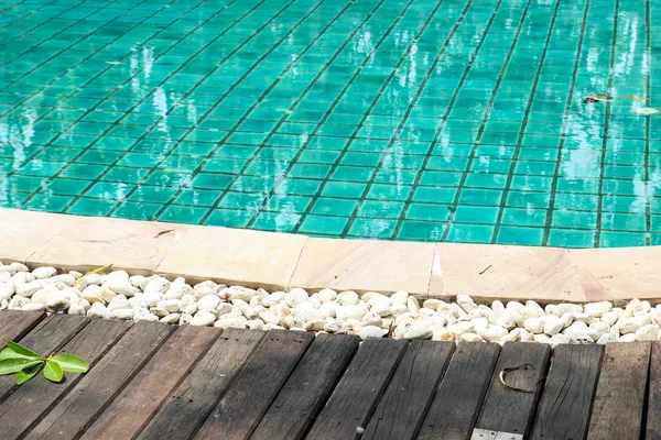 Piscina à beira da piscina — Fotografia de Stock