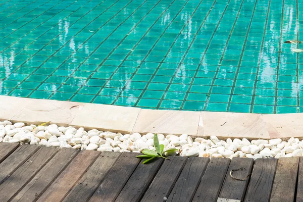 Piscina à beira da piscina — Fotografia de Stock