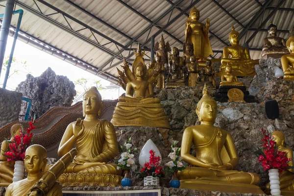 Taş altın buddha heykeli — Stok fotoğraf