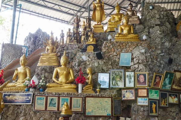 Estátua de buda dourada na pedra — Fotografia de Stock