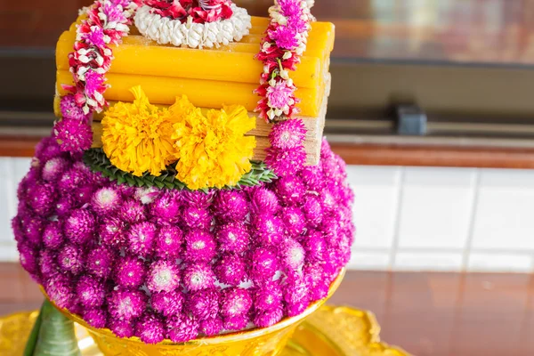 Koule amarant a měsíčku květiny a svíčky dekorační na zlato — Stock fotografie