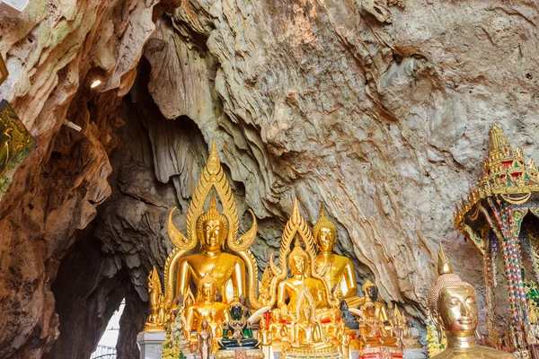 Statue de bouddha doré dans la grotte — Photo