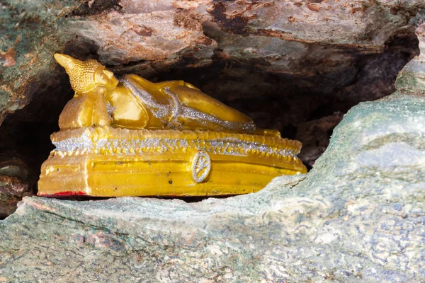 Liggande buddha staty i grottan — Stockfoto