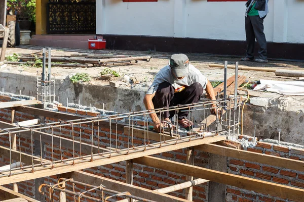 El trabajador está construyendo el piso subterráneo del edificio —  Fotos de Stock