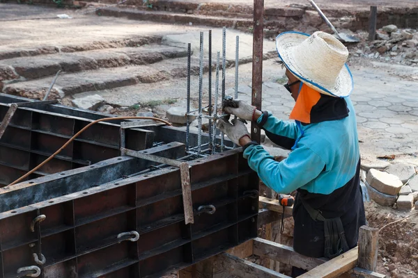 The worker is constructing underground floor of the building — Stock Photo, Image