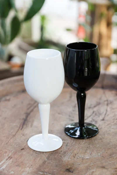 Schwarzes und weißes Weinglas — Stockfoto