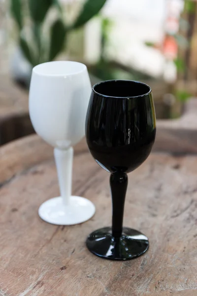 Schwarzes und weißes Weinglas — Stockfoto