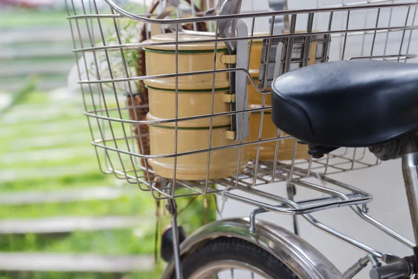 O tiffin tradicional tailandês na cesta de bicicleta — Fotografia de Stock