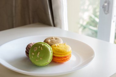 Turuncu, beyaz, kahverengi yeşil magaroon 